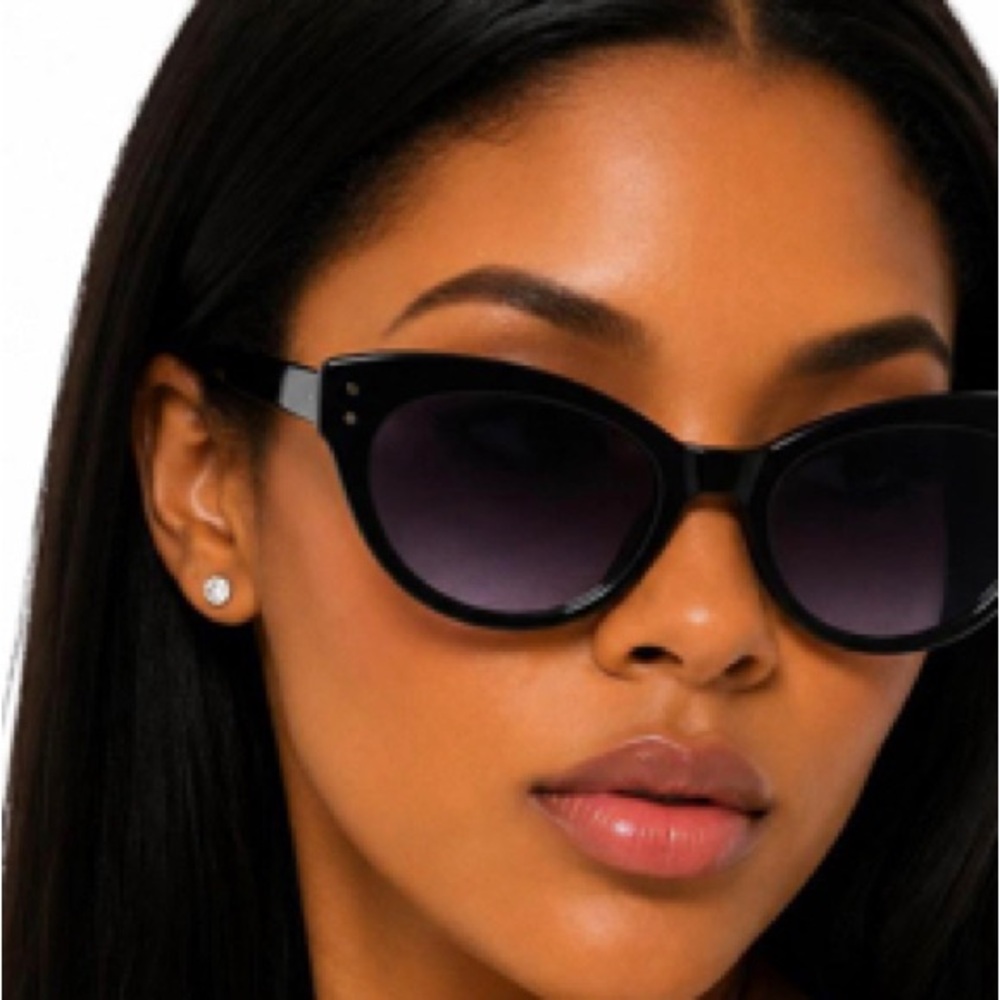 Women’s Black Cat-Eye Sunglasses with Gradient Lenses